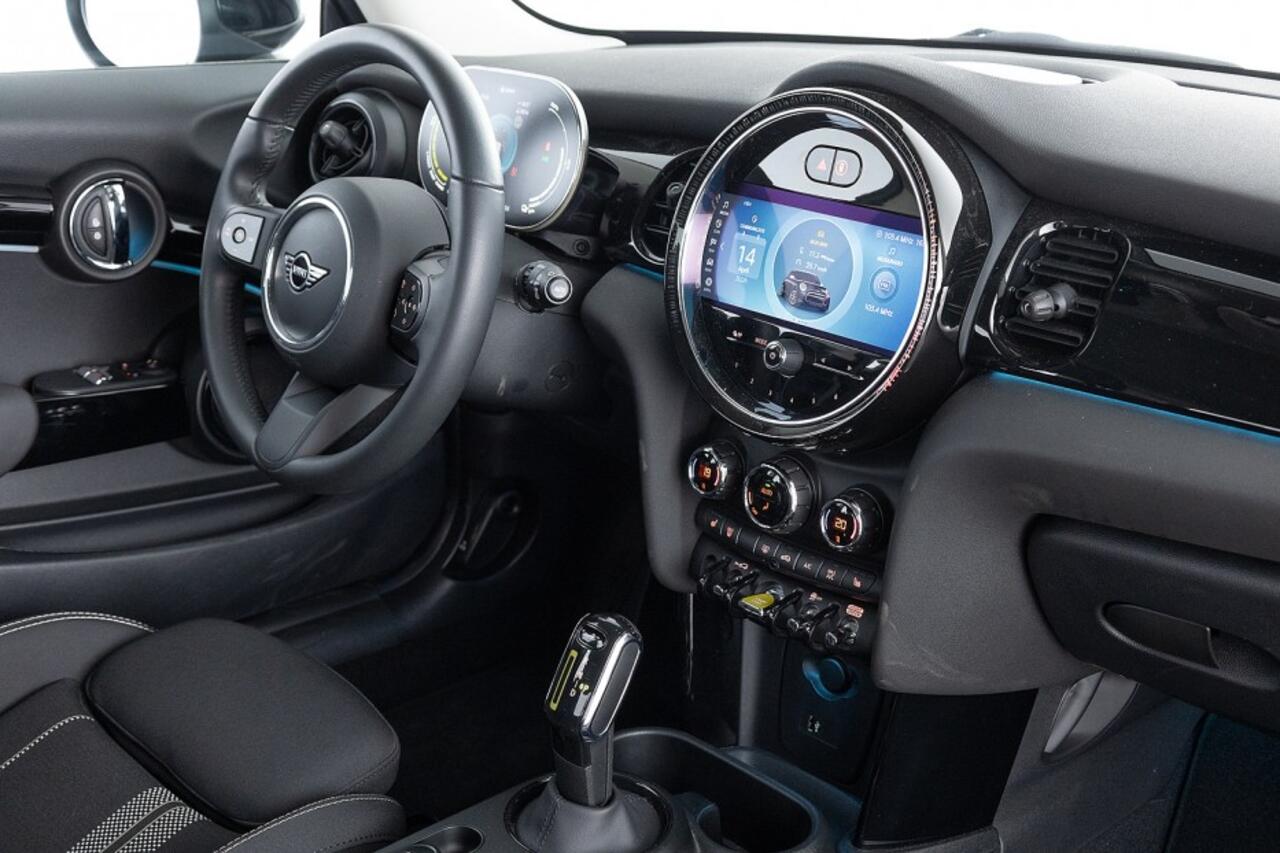 Mini Electric Mini Cooper SE 33 kWh *SOH 97%* Sportstoelen | Full LED | NAVI | ECC *BEVRIJDINGSDAG 05 mei OPEN!*