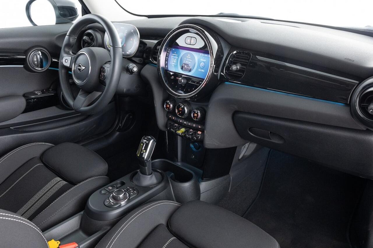 Mini Electric Mini Cooper SE 33 kWh *SOH 97%* Sportstoelen | Full LED | NAVI | ECC *BEVRIJDINGSDAG 05 mei OPEN!*