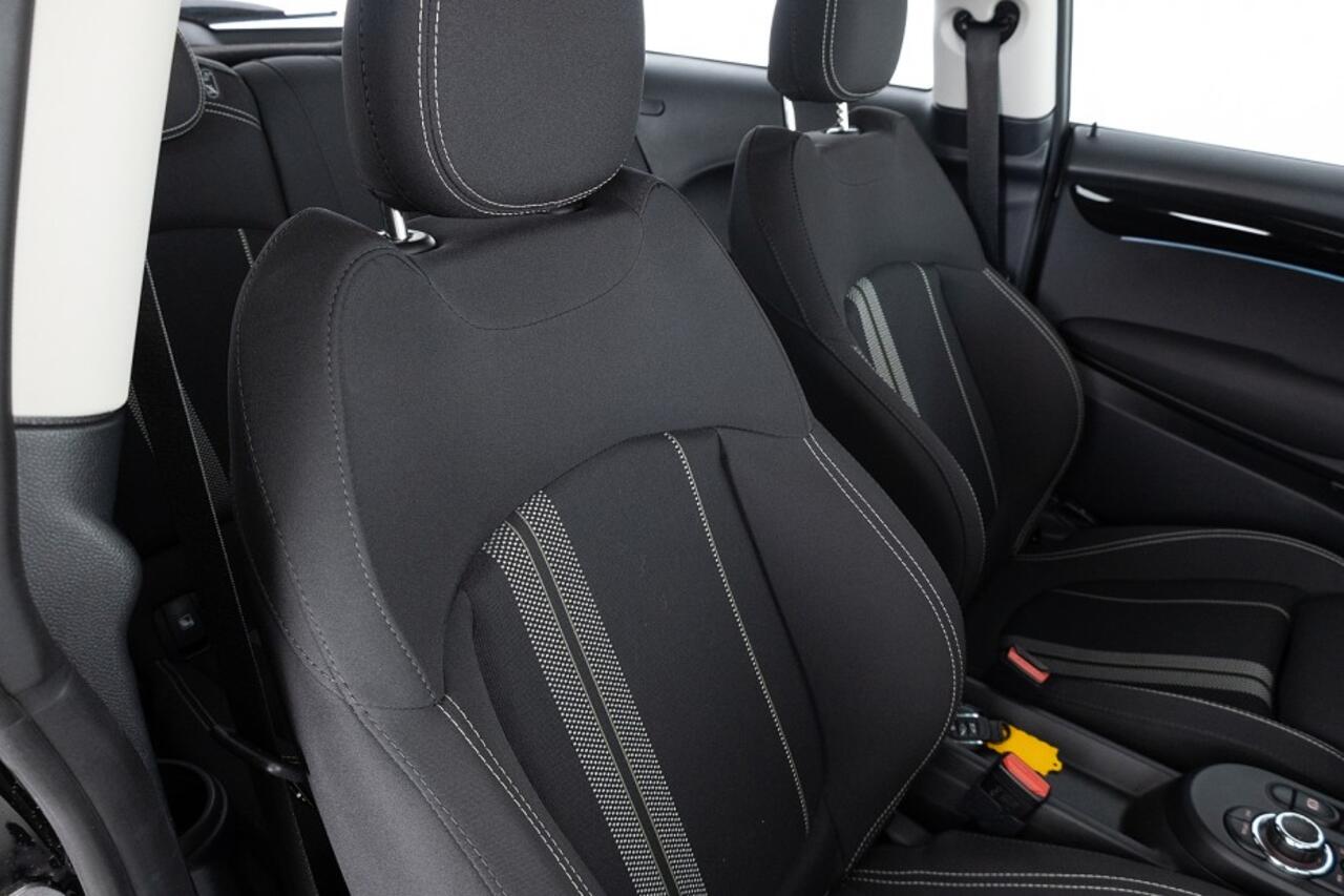 Mini Electric Mini Cooper SE 33 kWh *SOH 97%* Sportstoelen | Full LED | NAVI | ECC *BEVRIJDINGSDAG 05 mei OPEN!*