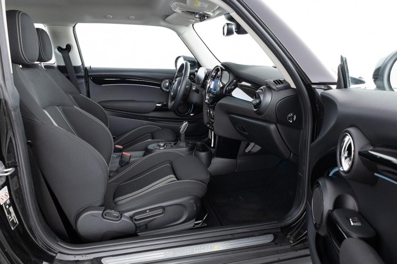 Mini Electric Mini Cooper SE 33 kWh *SOH 97%* Sportstoelen | Full LED | NAVI | ECC *BEVRIJDINGSDAG 05 mei OPEN!*