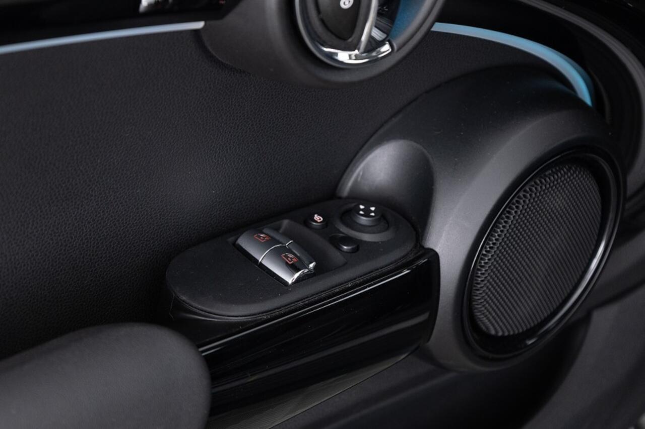 Mini Electric Mini Cooper SE 33 kWh *SOH 97%* Sportstoelen | Full LED | NAVI | ECC *BEVRIJDINGSDAG 05 mei OPEN!*