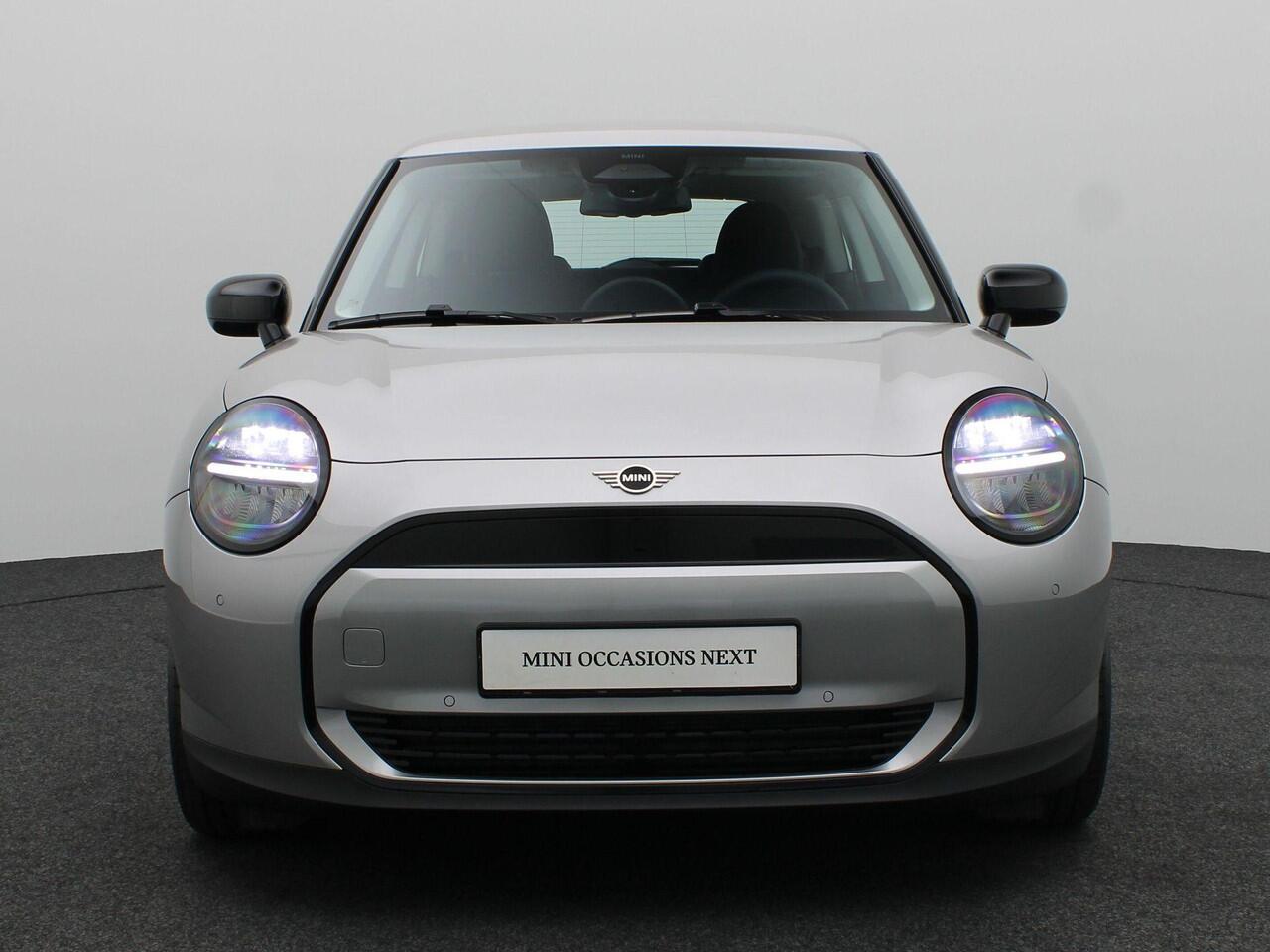 Mini Electric Cooper E Essential + Driving Assistant + Parking Assistant + LED-koplampen + Active Guard + 17'' + NIEUWE AUTO!