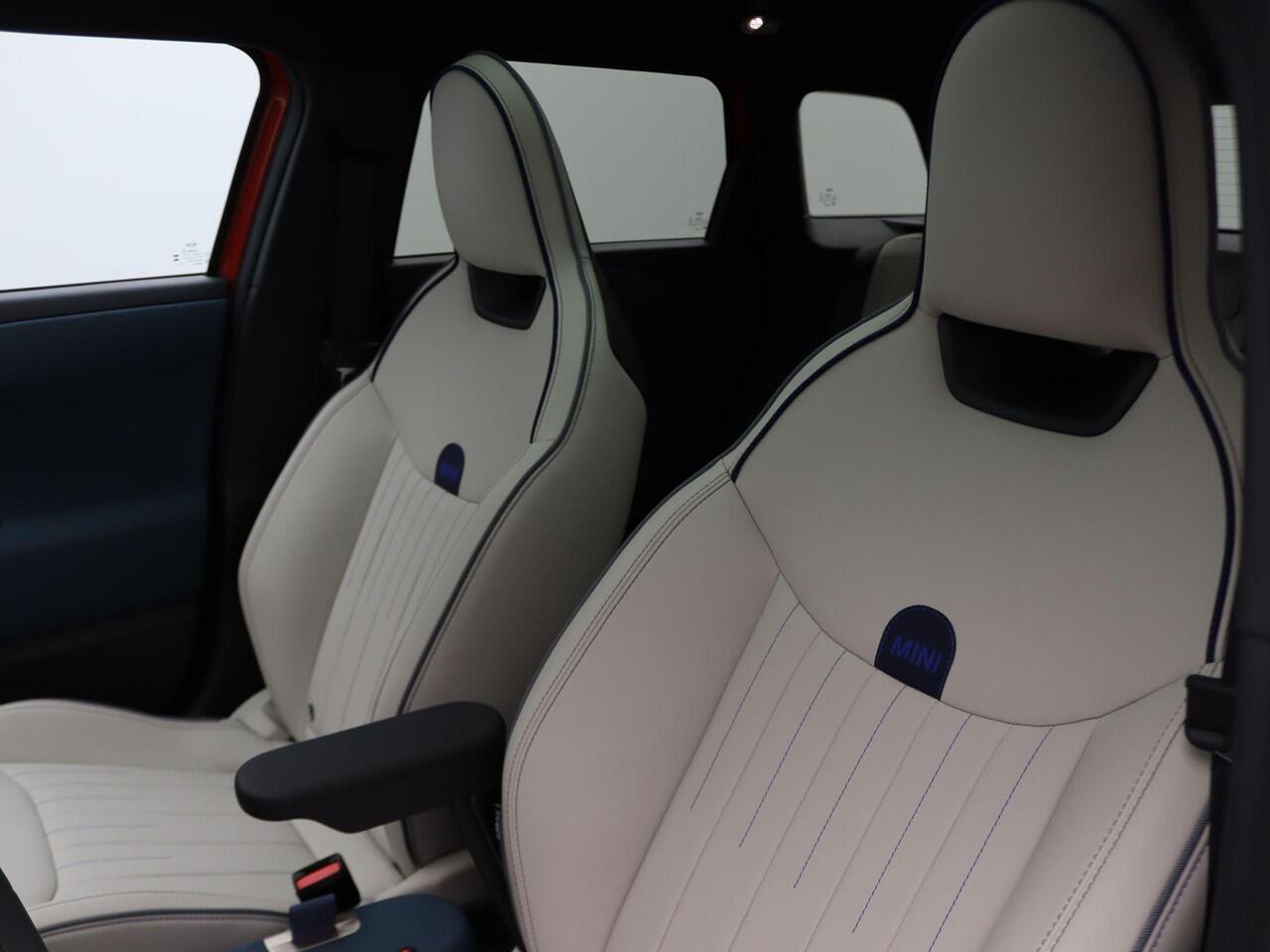 Mini Electric Mini Aceman SE Favoured XL 54.2 kWh Demo voertuig korting per gereden kilometer. Neem contact op voor de actuele prijs