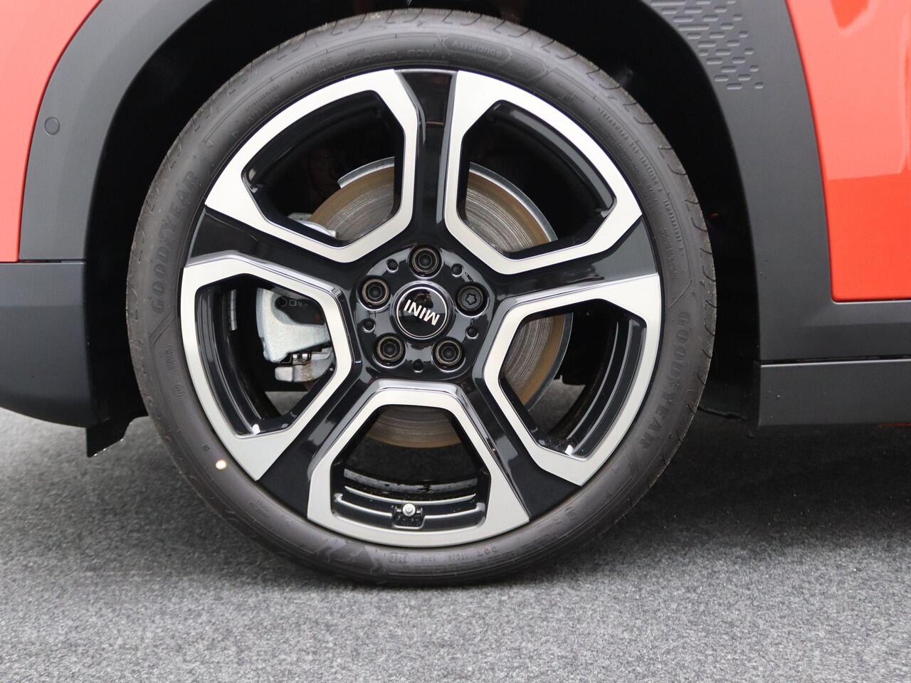 Mini Electric Mini Aceman SE Favoured XL 54.2 kWh Demo voertuig korting per gereden kilometer. Neem contact op voor de actuele prijs