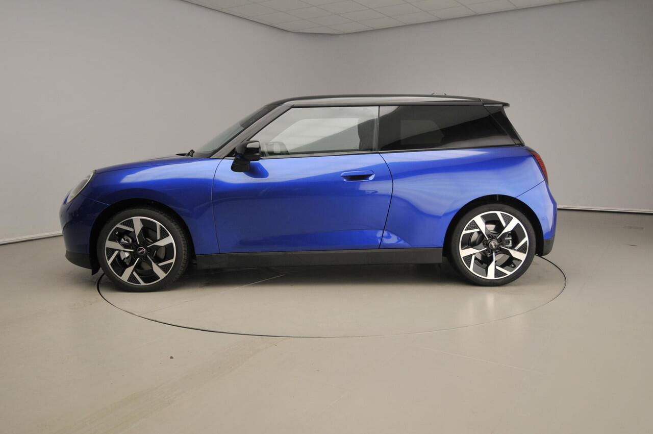 Mini Electric 3-deurs Cooper SE Favoured / Panoramadak / Head-up / Park assist / JCW Stoelen / LED / Alu wielen 18 inch