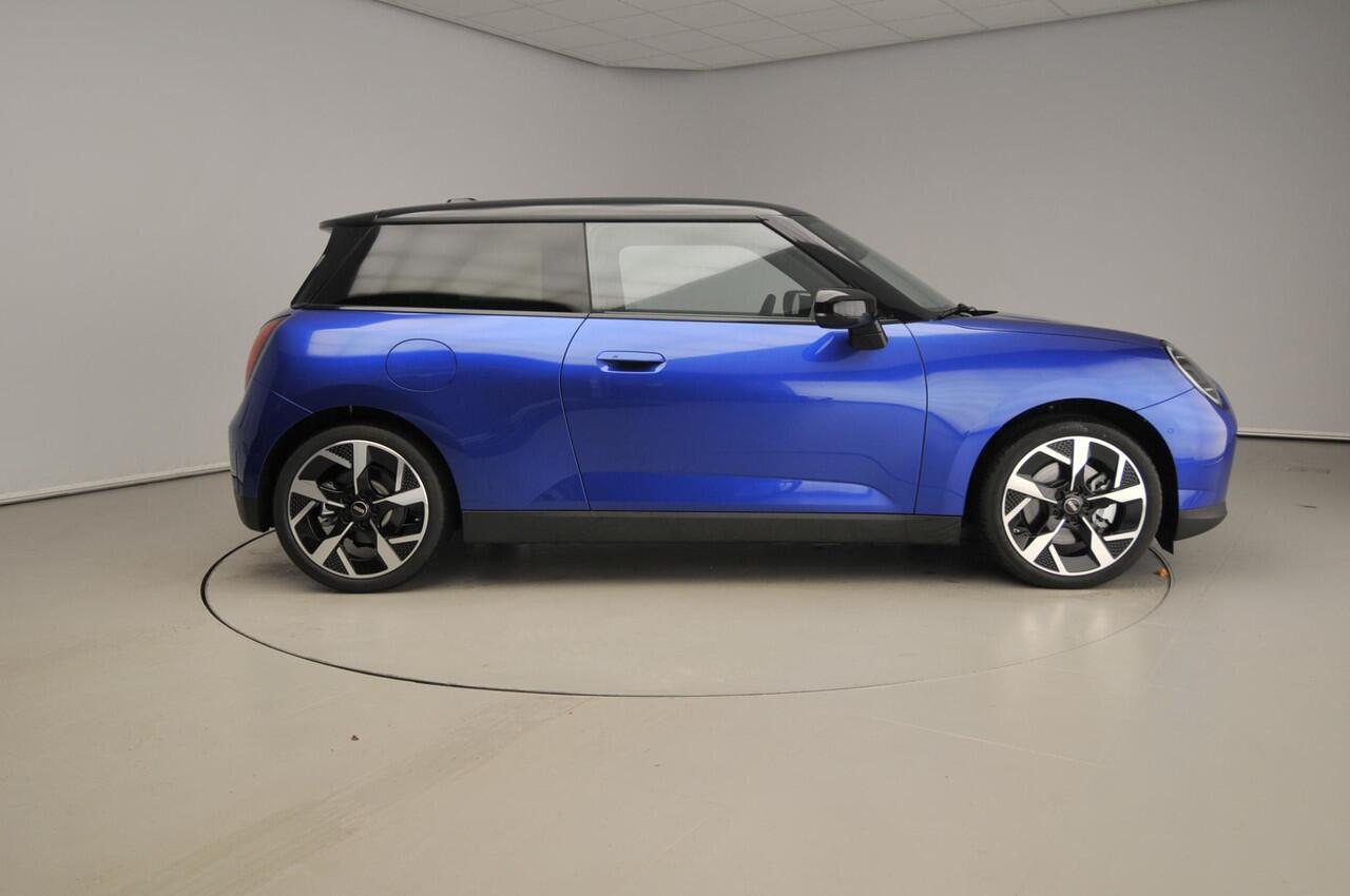 Mini Electric 3-deurs Cooper SE Favoured / Panoramadak / Head-up / Park assist / JCW Stoelen / LED / Alu wielen 18 inch