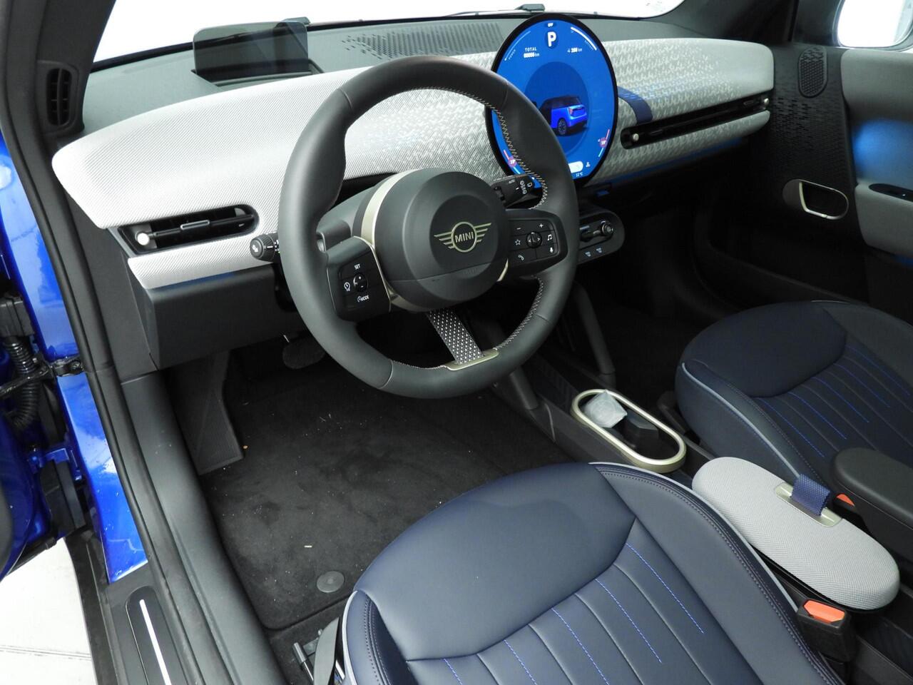 Mini Electric 3-deurs Cooper SE Favoured / Panoramadak / Head-up / Park assist / JCW Stoelen / LED / Alu wielen 18 inch