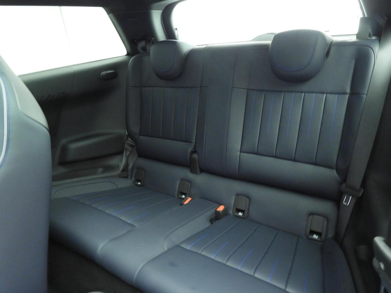 Mini Electric 3-deurs Cooper SE Favoured / Panoramadak / Head-up / Park assist / JCW Stoelen / LED / Alu wielen 18 inch