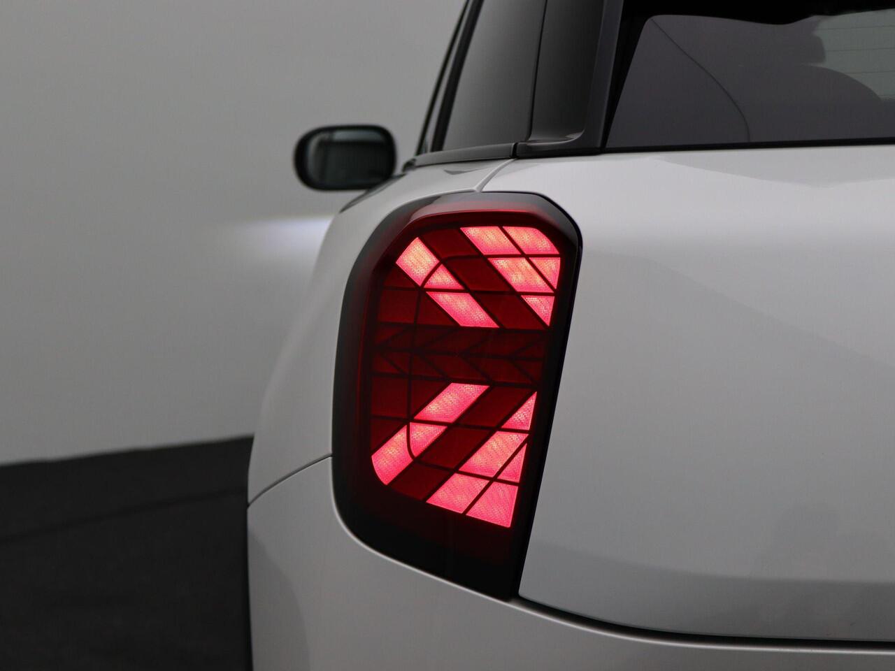 Mini Electric Aceman SE John Cooper Works Uitvoering + Pakket M + Stuurwielrand Verwarmd + Panoramadak + Driving Assistant + Parking Assistant + Head-Up Display + 18''