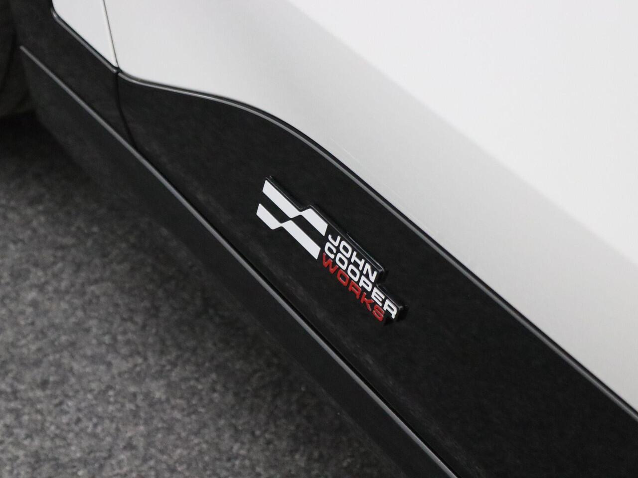 Mini Electric Aceman SE John Cooper Works Uitvoering + Pakket M + Stuurwielrand Verwarmd + Panoramadak + Driving Assistant + Parking Assistant + Head-Up Display + 18''