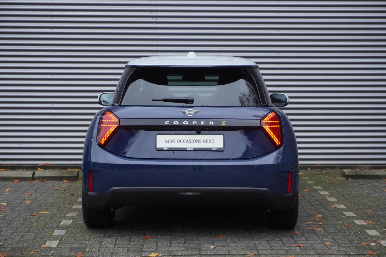 Mini Electric 3-deurs Cooper SE Favoured Trim | Pakket M | Driving Assistant | Parking Assistant | MINI Head-Up Display