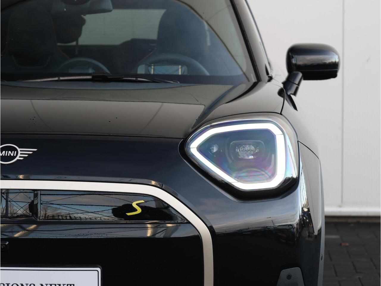 Mini Electric Mini Aceman SE Favoured XL 54.2 kWh Trekhaak Afneembaar/ Stuurwiel verwarmd/ Comfort Access/ Panoramadak/ Elektrische Stoelen met geheugen/ Driving Assistant Plus