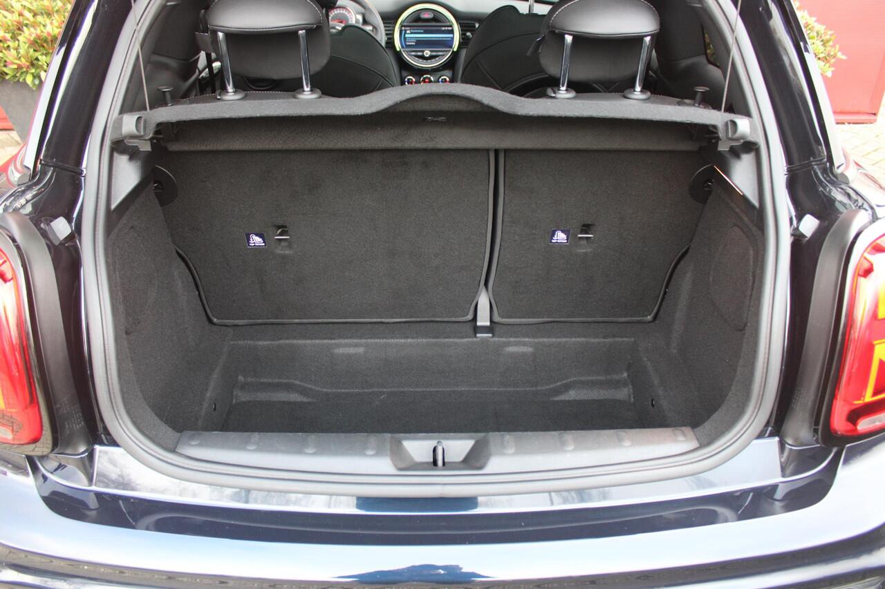 Mini John Cooper Works 2.0 231PK JCW | PANORAMISCH SCHUIF/KANTELDAK | HARMAN KARDON PREMIUM AUDIO SYSTEM | DRAADLOZE APPLE CARPLAY/ANDROID AUTO | NAVIGATIE | STOEL VERWARMING | KEYLESS ENTRY/START | SPORTONDERSTEL | 17" LICHTMETALEN VELGEN JCW "TRACK SPOKE" | JCW SPORT REMMEN |