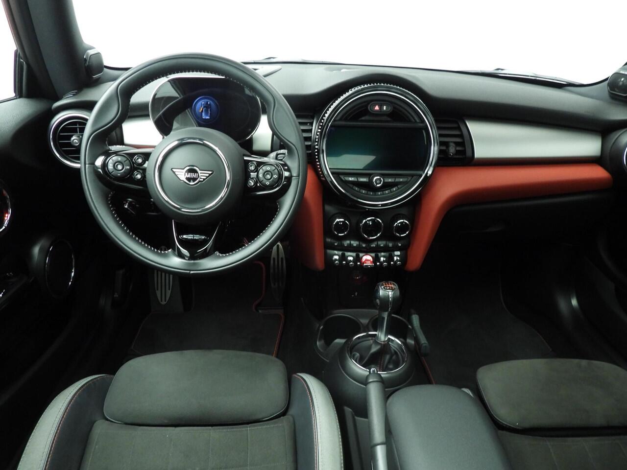 Mini John Cooper Works 3-deurs / Panoramadak / Camera / JCW Stoelen / Park assist / Active Cruise / Harman-Kardon / Alu wielen 18 inch