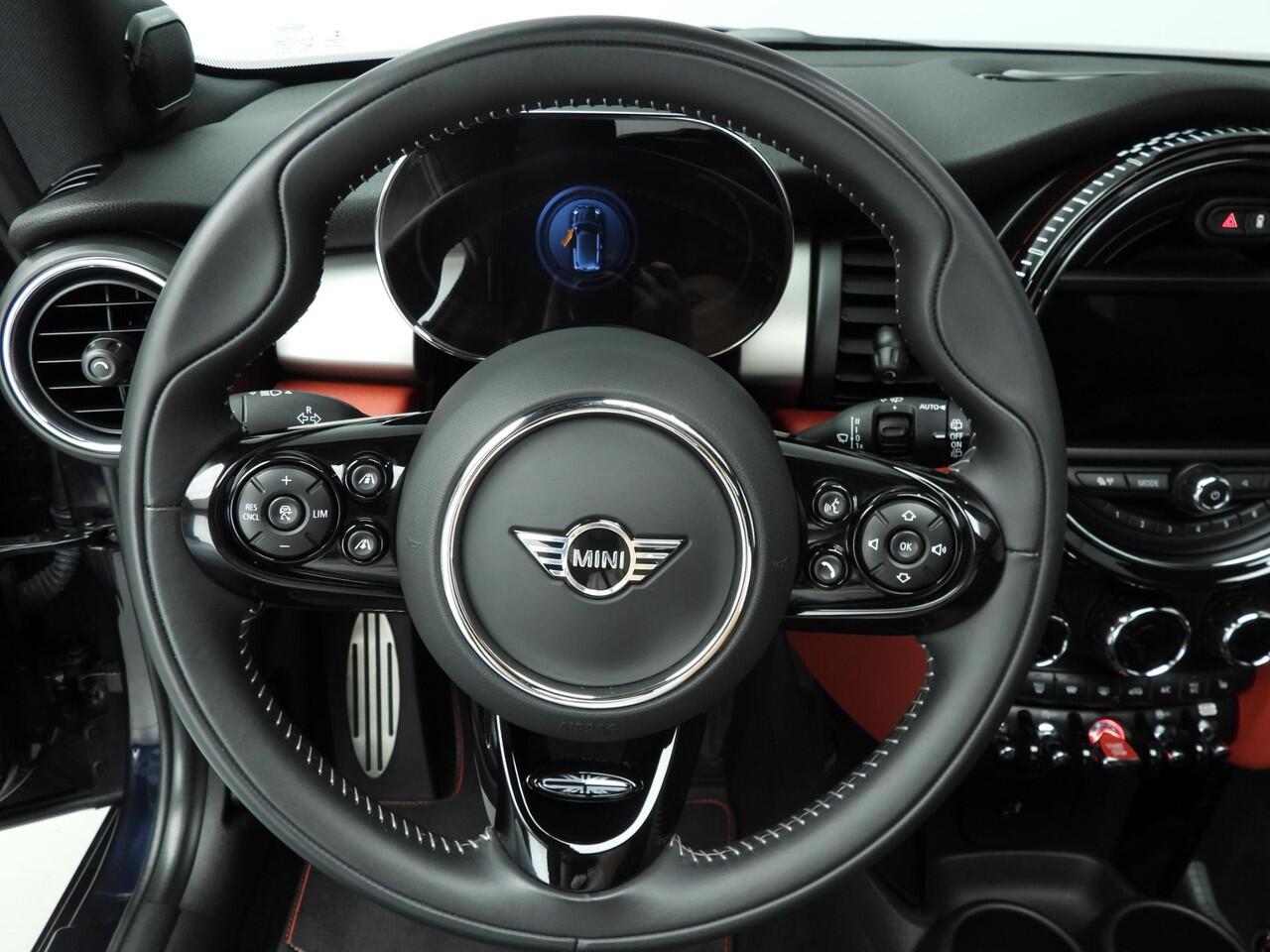 Mini John Cooper Works 3-deurs / Panoramadak / Camera / JCW Stoelen / Park assist / Active Cruise / Harman-Kardon / Alu wielen 18 inch