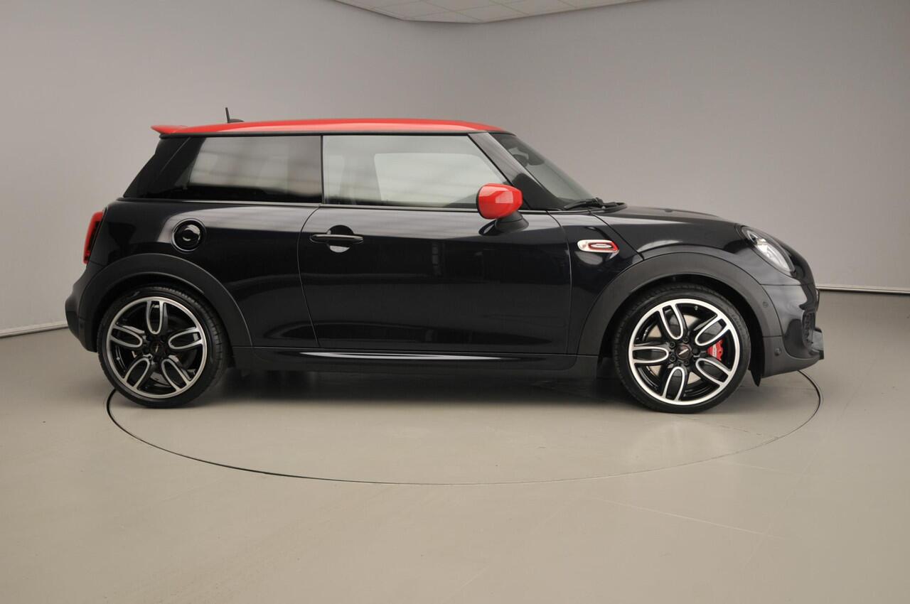 Mini John Cooper Works 3-deurs / Panoramadak / Camera / JCW Stoelen / Park assist / Active Cruise / Harman-Kardon / Alu wielen 18 inch