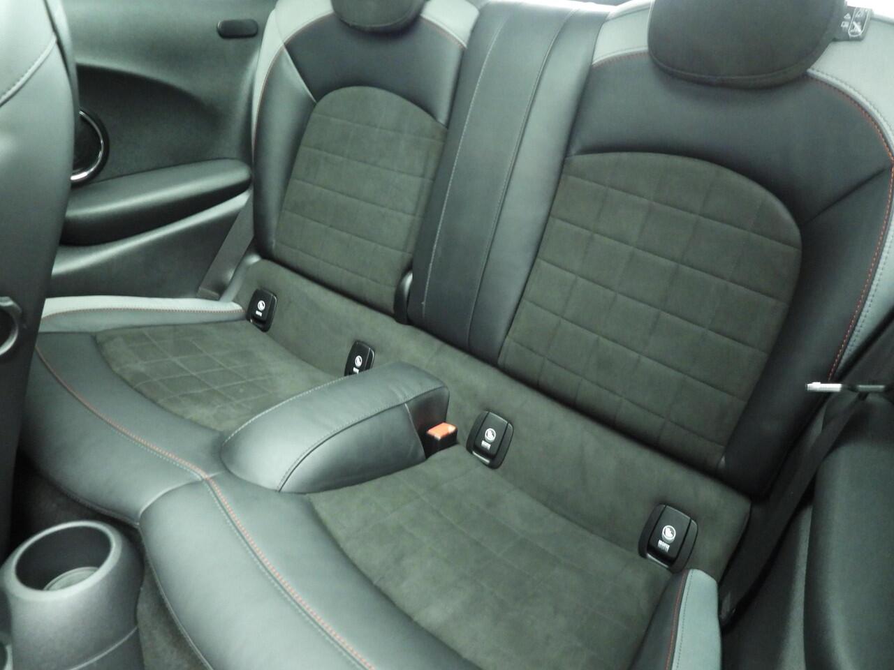 Mini John Cooper Works 3-deurs / Panoramadak / Camera / JCW Stoelen / Park assist / Active Cruise / Harman-Kardon / Alu wielen 18 inch