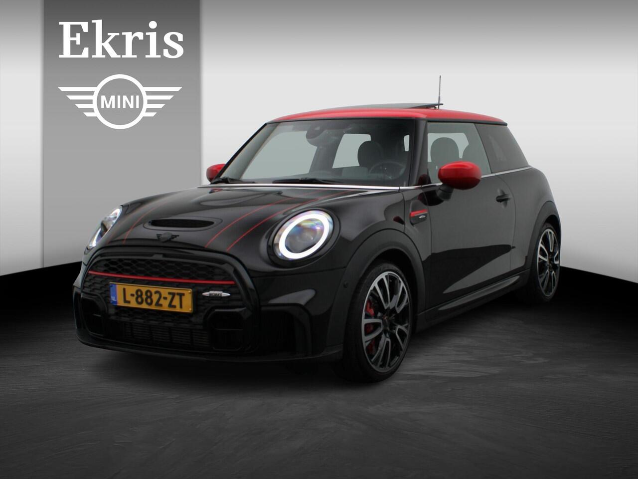 Mini John Cooper Works 3-deurs Comfort Plus Pakket | 18" JCW Circuit Spoke | Stuurwielrand Verwarmd | Glazen panoramadak | Piano Black Exterior pack | Harman-Kardon sound system | MINI Head-Up Display