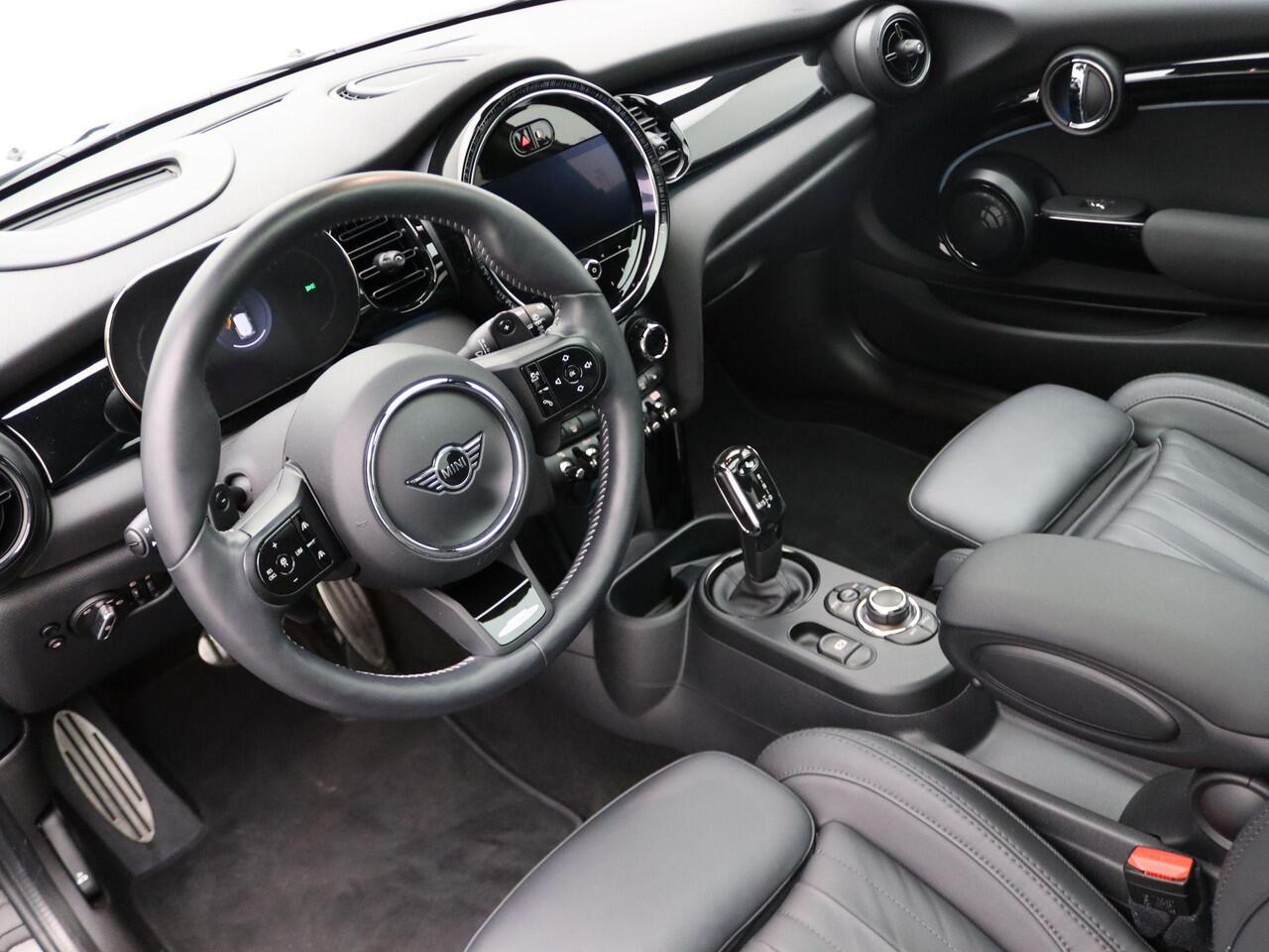 Mini John Cooper Works 3-deurs Comfort Plus Pakket | 18" JCW Circuit Spoke | Stuurwielrand Verwarmd | Glazen panoramadak | Piano Black Exterior pack | Harman-Kardon sound system | MINI Head-Up Display