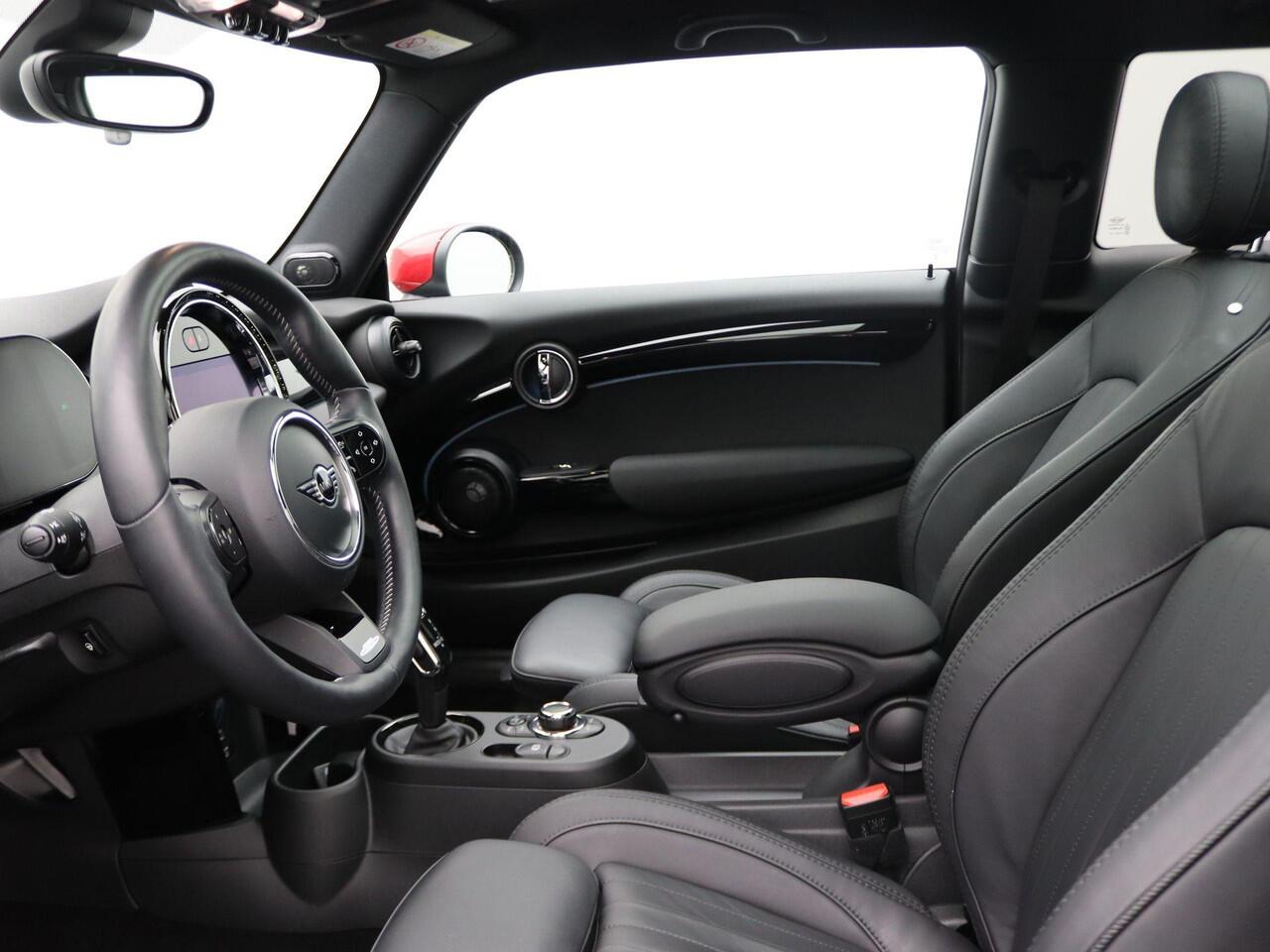 Mini John Cooper Works 3-deurs Comfort Plus Pakket | 18" JCW Circuit Spoke | Stuurwielrand Verwarmd | Glazen panoramadak | Piano Black Exterior pack | Harman-Kardon sound system | MINI Head-Up Display