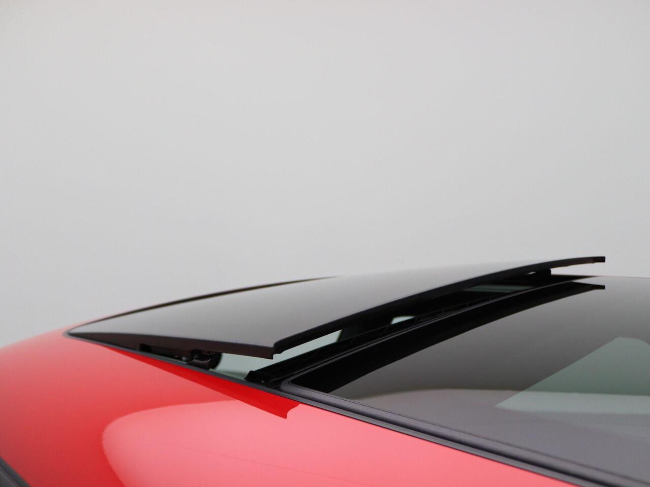 Mini John Cooper Works 3-deurs Comfort Plus Pakket | 18" JCW Circuit Spoke | Stuurwielrand Verwarmd | Glazen panoramadak | Piano Black Exterior pack | Harman-Kardon sound system | MINI Head-Up Display