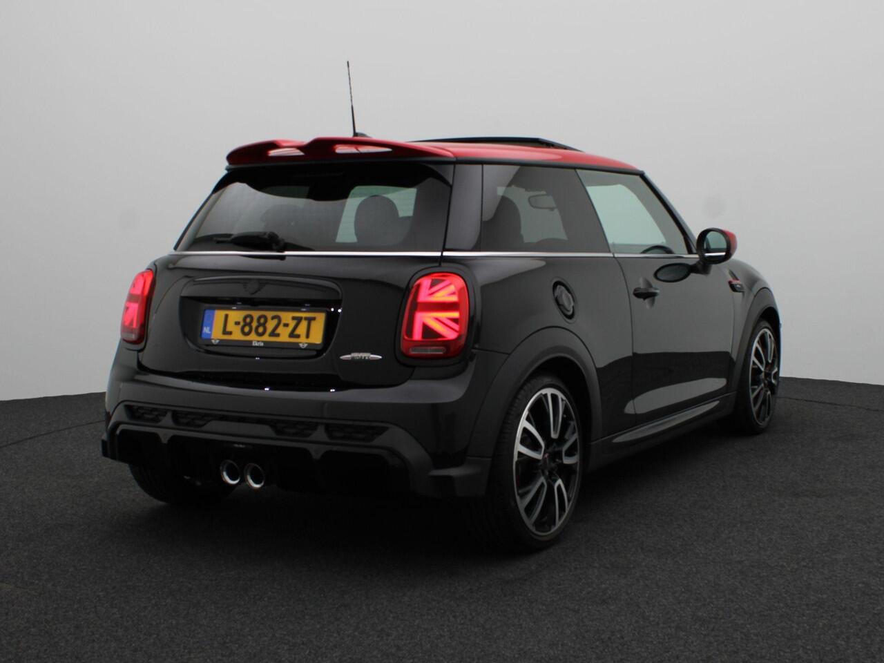 Mini John Cooper Works 3-deurs Comfort Plus Pakket | 18" JCW Circuit Spoke | Stuurwielrand Verwarmd | Glazen panoramadak | Piano Black Exterior pack | Harman-Kardon sound system | MINI Head-Up Display