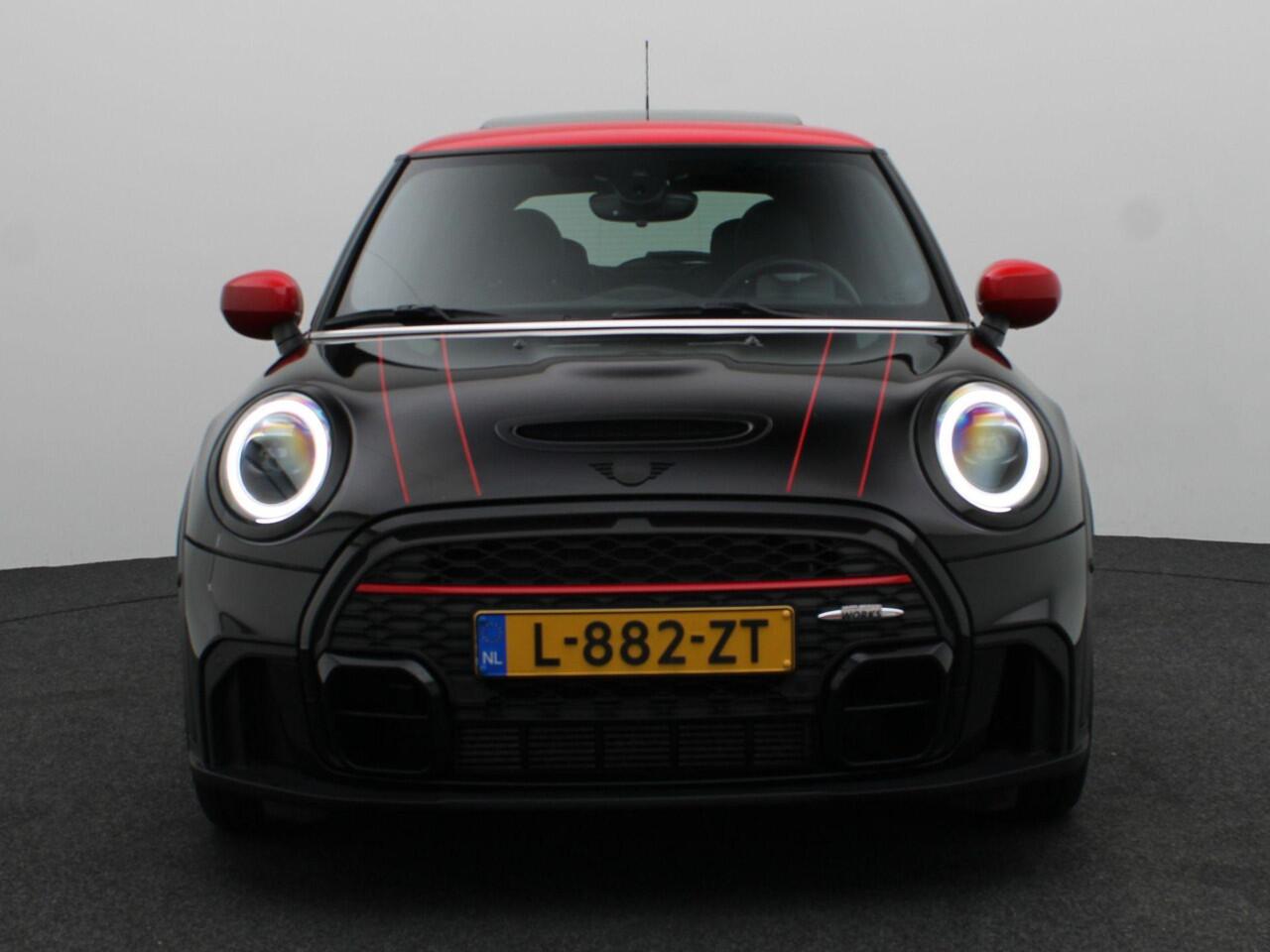 Mini John Cooper Works 3-deurs Comfort Plus Pakket | 18" JCW Circuit Spoke | Stuurwielrand Verwarmd | Glazen panoramadak | Piano Black Exterior pack | Harman-Kardon sound system | MINI Head-Up Display