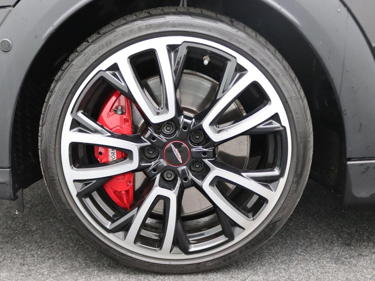 Mini John Cooper Works 3-deurs Comfort Plus Pakket | 18" JCW Circuit Spoke | Stuurwielrand Verwarmd | Glazen panoramadak | Piano Black Exterior pack | Harman-Kardon sound system | MINI Head-Up Display