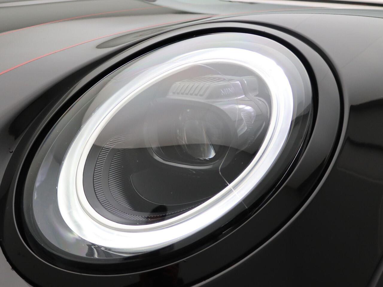 Mini John Cooper Works 3-deurs Comfort Plus Pakket | 18" JCW Circuit Spoke | Stuurwielrand Verwarmd | Glazen panoramadak | Piano Black Exterior pack | Harman-Kardon sound system | MINI Head-Up Display