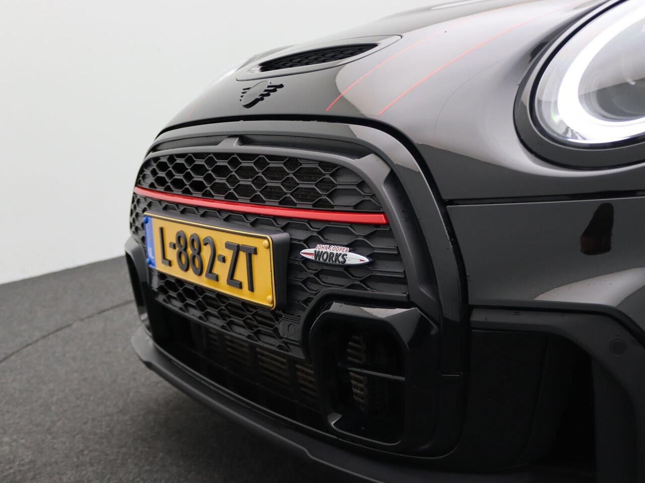 Mini John Cooper Works 3-deurs Comfort Plus Pakket | 18" JCW Circuit Spoke | Stuurwielrand Verwarmd | Glazen panoramadak | Piano Black Exterior pack | Harman-Kardon sound system | MINI Head-Up Display