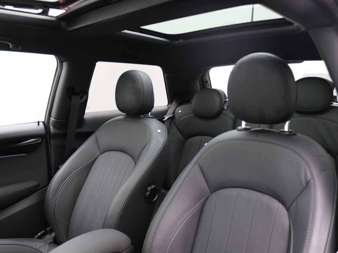 Mini John Cooper Works 3-deurs Comfort Plus Pakket | 18" JCW Circuit Spoke | Stuurwielrand Verwarmd | Glazen panoramadak | Piano Black Exterior pack | Harman-Kardon sound system | MINI Head-Up Display