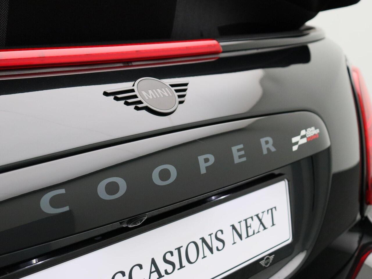 Mini John Cooper Works Cabrio Pakket XL + Stuurwielrand Verwarmd + Comfort Access + Windscherm + Elektrisch verstelbare stoelen + Driving Assistant Plus + Harman Kardon + Head-Up Display + 17''