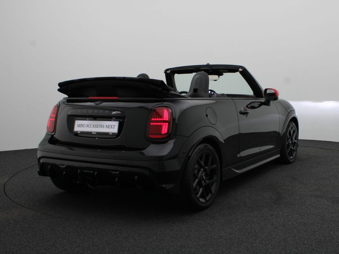 Mini John Cooper Works Cabrio Pakket XL + Stuurwielrand Verwarmd + Comfort Access + Windscherm + Elektrisch verstelbare stoelen + Driving Assistant Plus + Harman Kardon + Head-Up Display + 17''