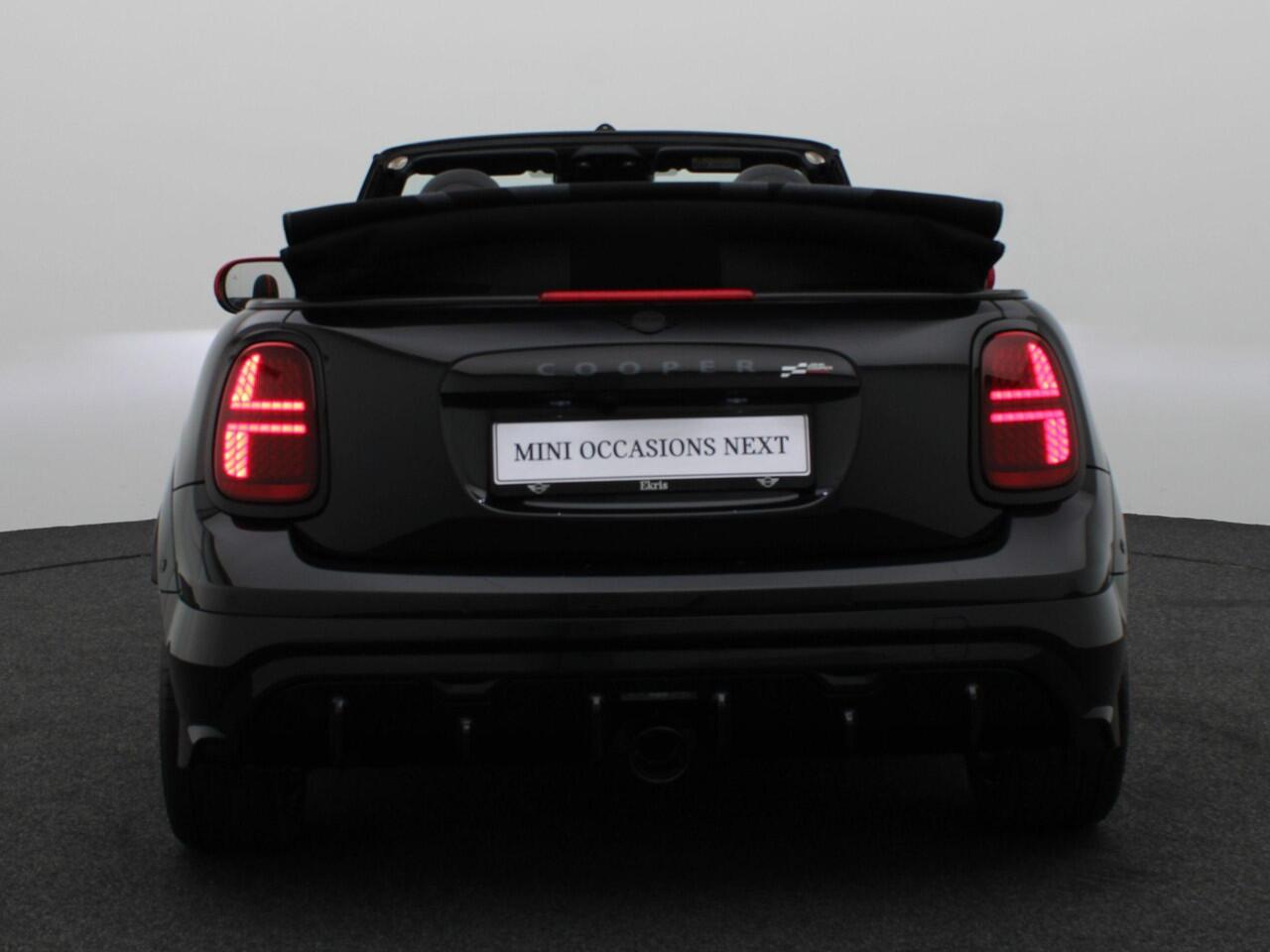 Mini John Cooper Works Cabrio Pakket XL + Stuurwielrand Verwarmd + Comfort Access + Windscherm + Elektrisch verstelbare stoelen + Driving Assistant Plus + Harman Kardon + Head-Up Display + 17''