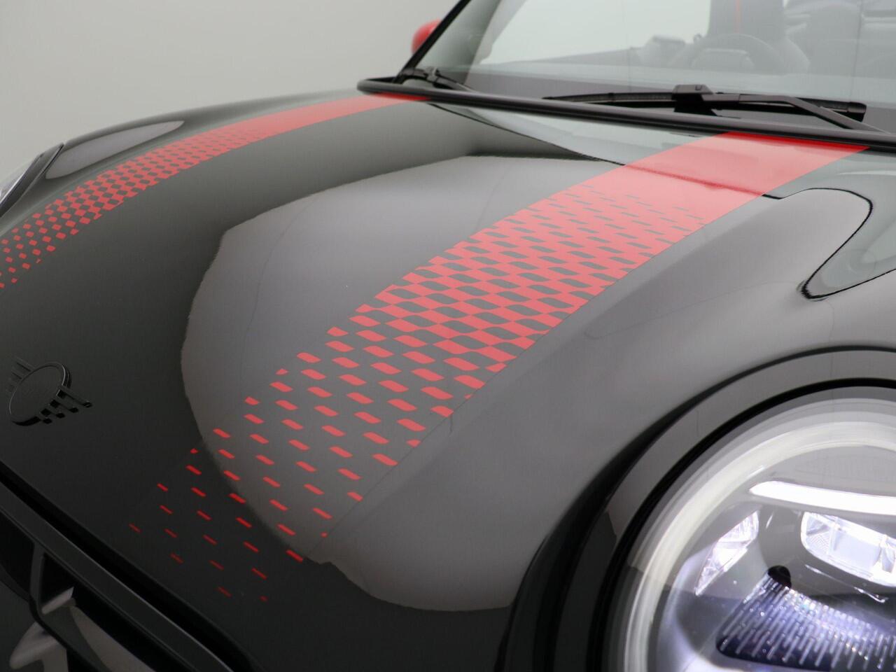 Mini John Cooper Works Cabrio Pakket XL + Stuurwielrand Verwarmd + Comfort Access + Windscherm + Elektrisch verstelbare stoelen + Driving Assistant Plus + Harman Kardon + Head-Up Display + 17''