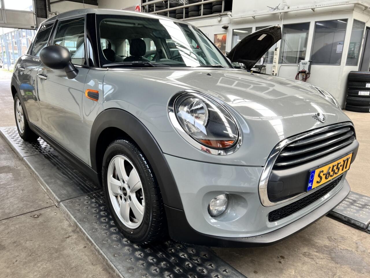 Mini MINI 5-deurs 1.5 Business Edition Cruise Clima Navi BT Tel PDC