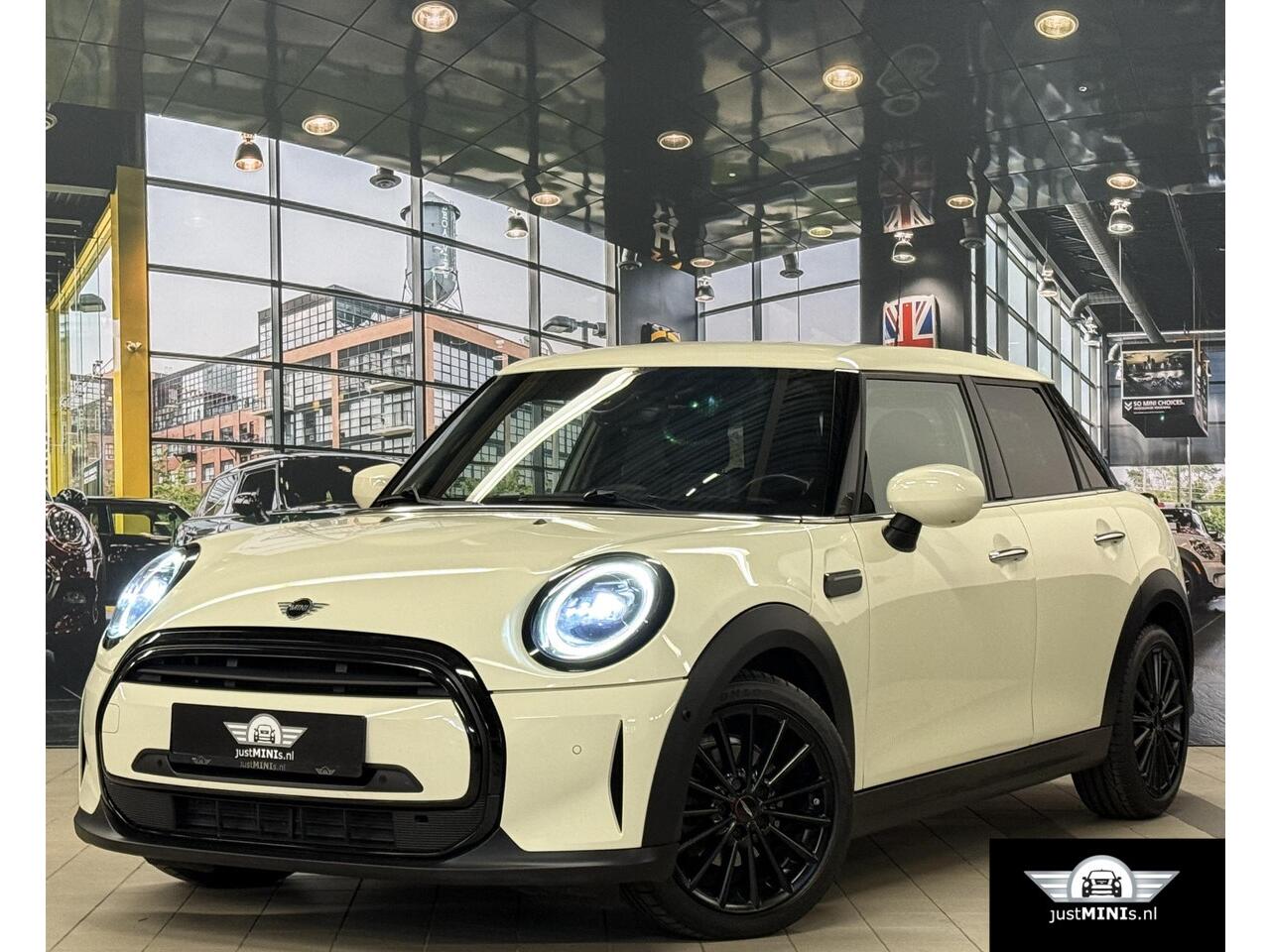Mini MINI 1.5 CHILLI AUT LEDER HARM KARDON FACELIFT zeer luxe uitvoering