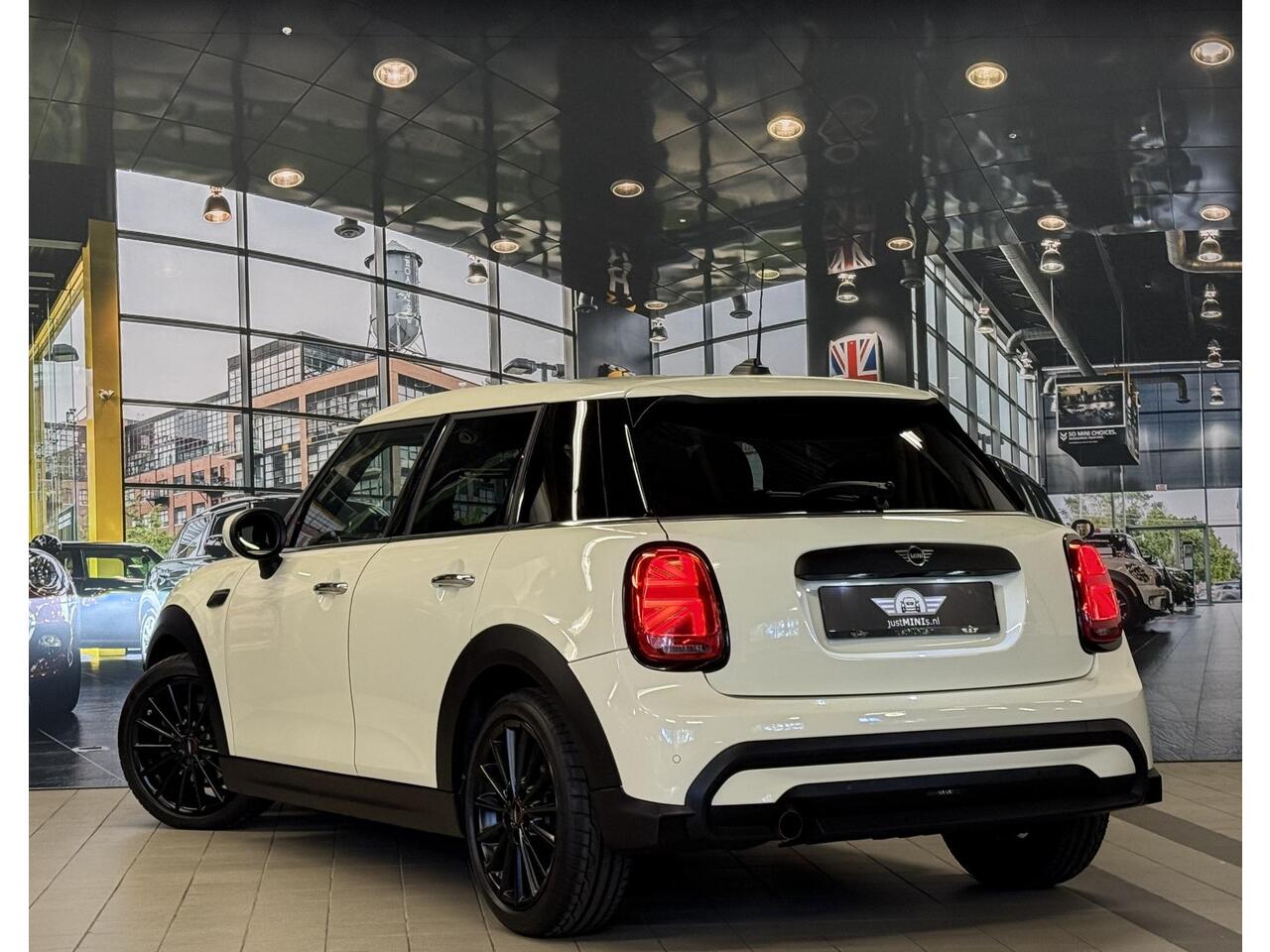 Mini MINI 1.5 CHILLI AUT LEDER HARM KARDON FACELIFT zeer luxe uitvoering