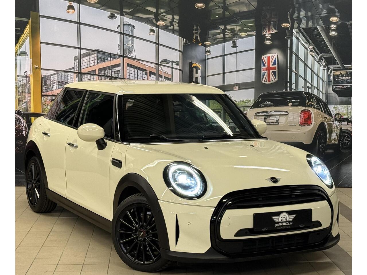 Mini MINI 1.5 CHILLI AUT LEDER HARM KARDON FACELIFT zeer luxe uitvoering