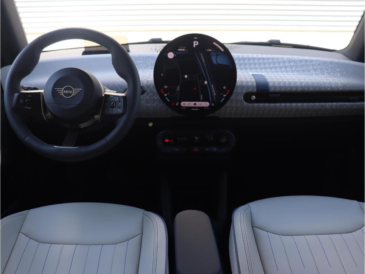 Mini MINI 3-deurs E | Favoured Trim + Pakket L + Panodak + Harman Kardon + Comfort Access + Head-Up + Parking Assistant Plus + 18'' LMV