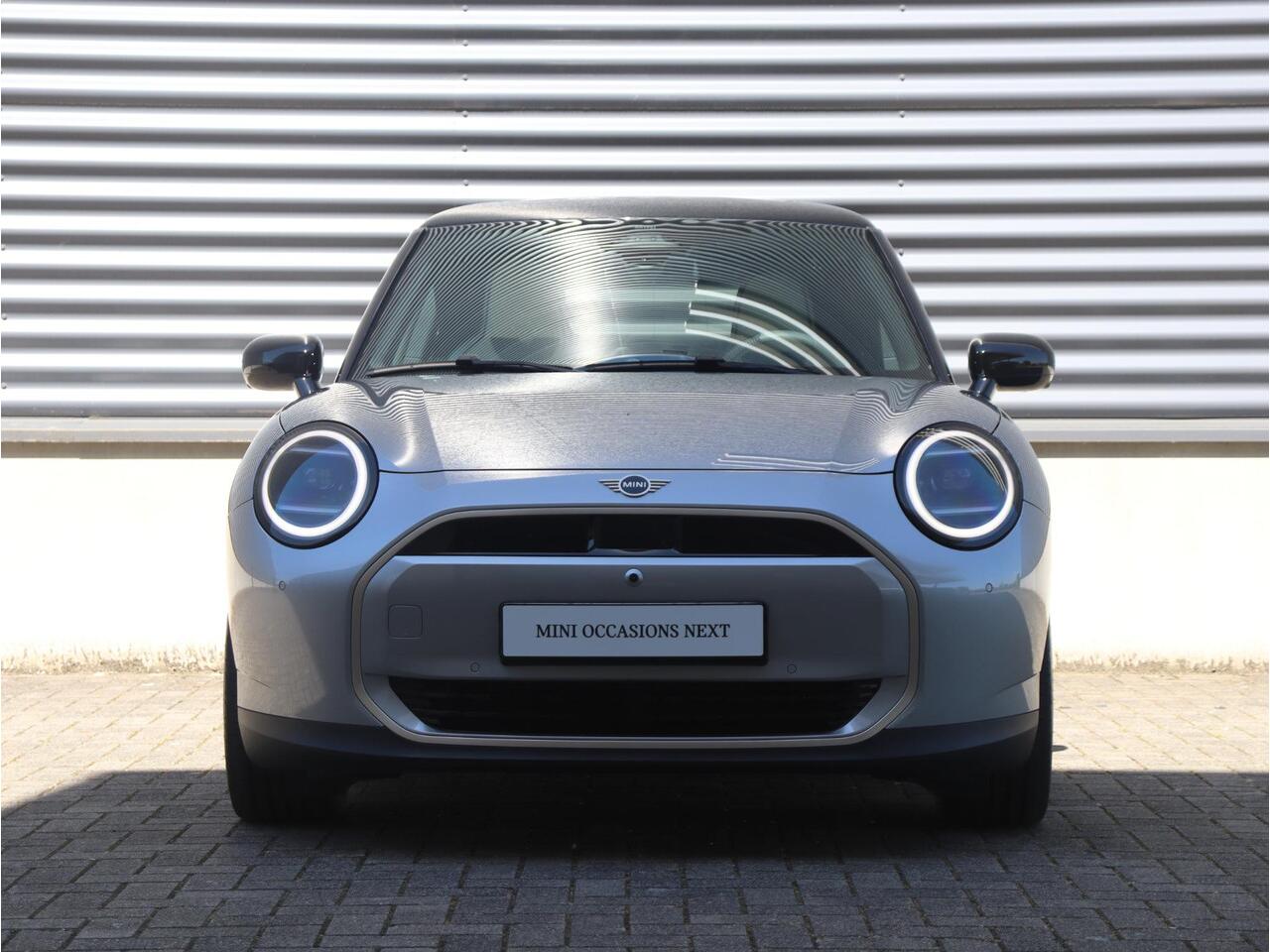 Mini MINI 3-deurs E | Favoured Trim + Pakket L + Panodak + Harman Kardon + Comfort Access + Head-Up + Parking Assistant Plus + 18'' LMV