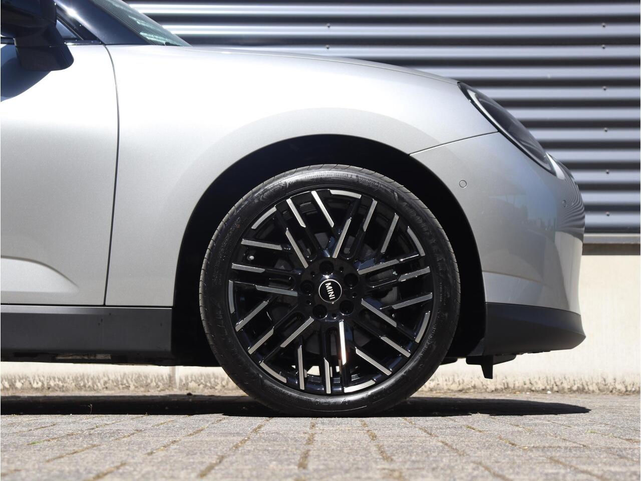 Mini MINI 3-deurs E | Favoured Trim + Pakket L + Panodak + Harman Kardon + Comfort Access + Head-Up + Parking Assistant Plus + 18'' LMV