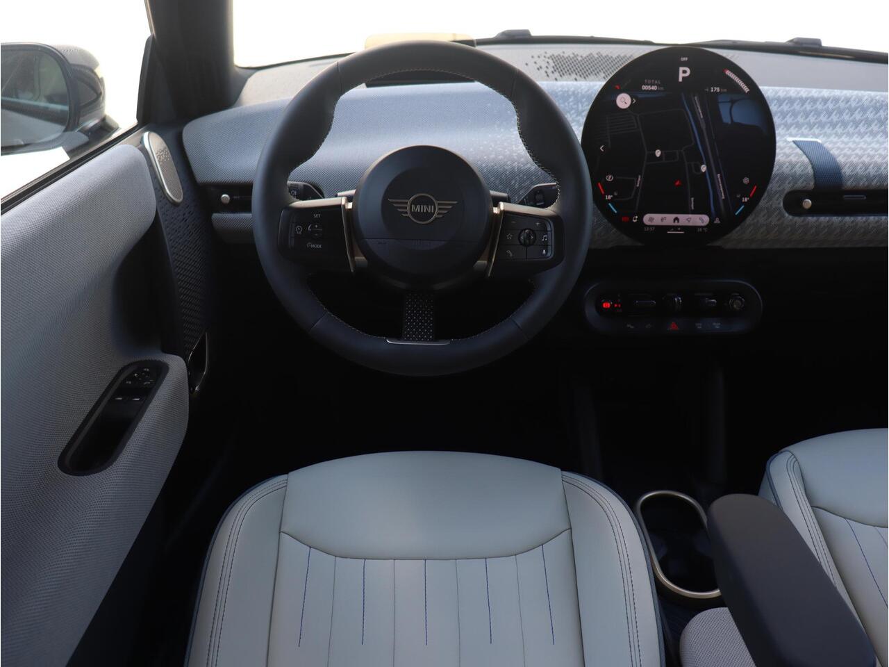 Mini MINI 3-deurs E | Favoured Trim + Pakket L + Panodak + Harman Kardon + Comfort Access + Head-Up + Parking Assistant Plus + 18'' LMV