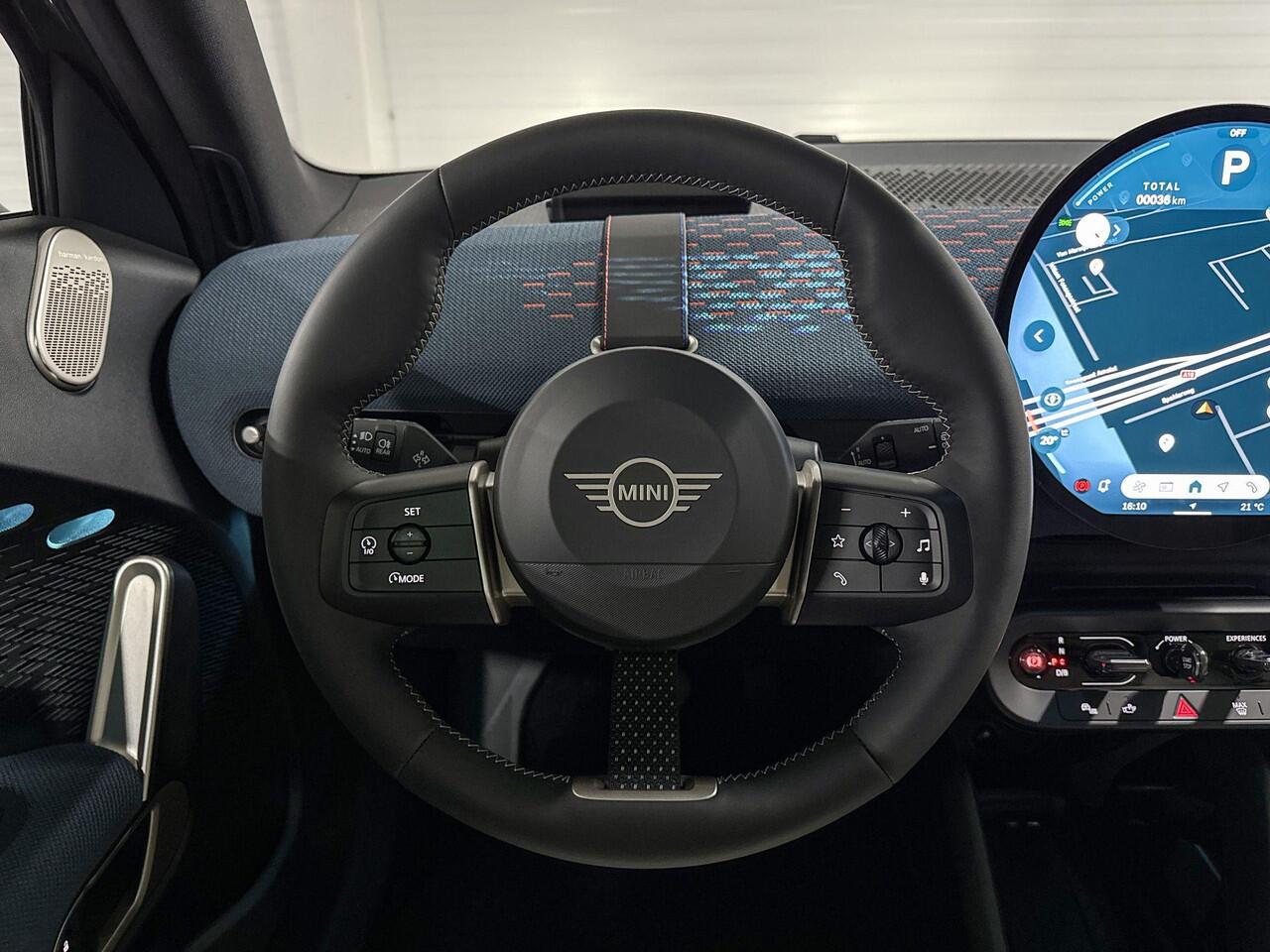 Mini MINI Aceman E | Favoured Uitvoering | Pakket L | 18" Night Flash Spoke 2-tone