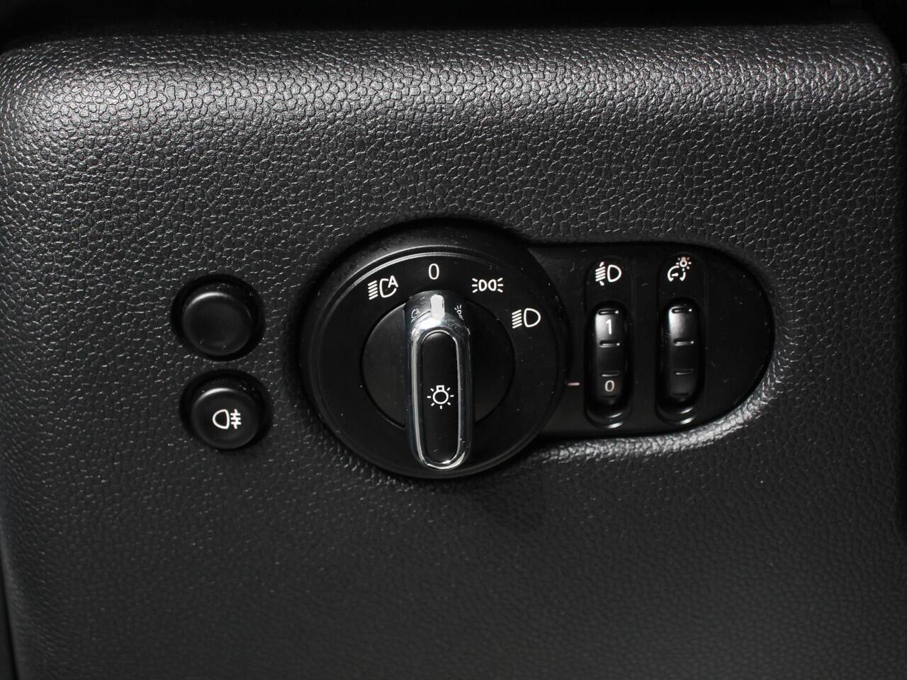 Mini ONE Mini 1.5 Automaat Blackyard | Parkeer sensoren | Airco | Verwarmbare voorstoelen | Lichtmetalen velgen 16" black