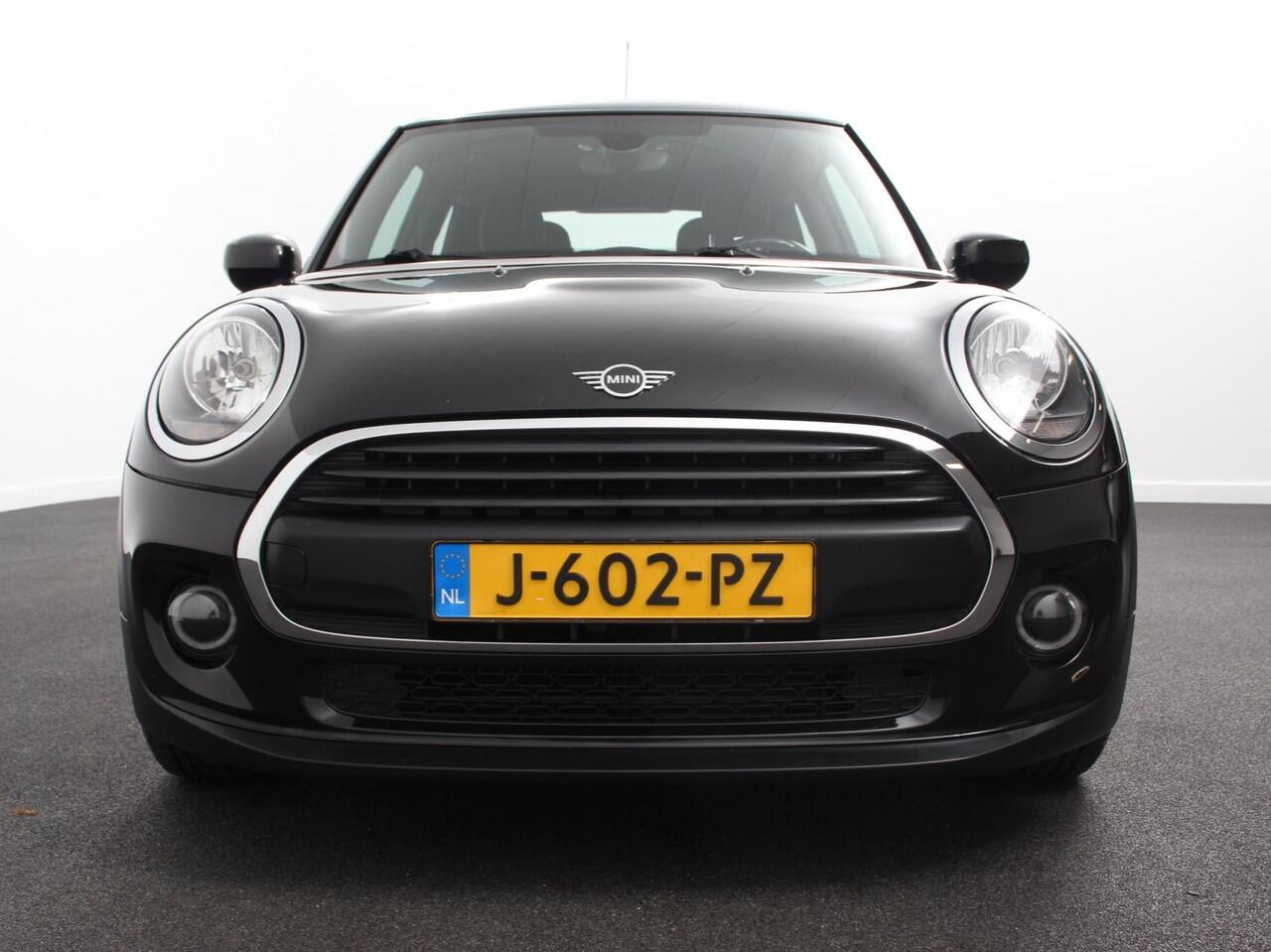 Mini ONE Mini 1.5 Automaat Blackyard | Parkeer sensoren | Airco | Verwarmbare voorstoelen | Lichtmetalen velgen 16" black