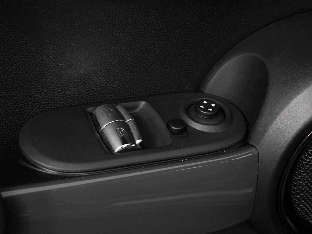 Mini ONE Mini 1.5 Automaat Blackyard | Parkeer sensoren | Airco | Verwarmbare voorstoelen | Lichtmetalen velgen 16" black