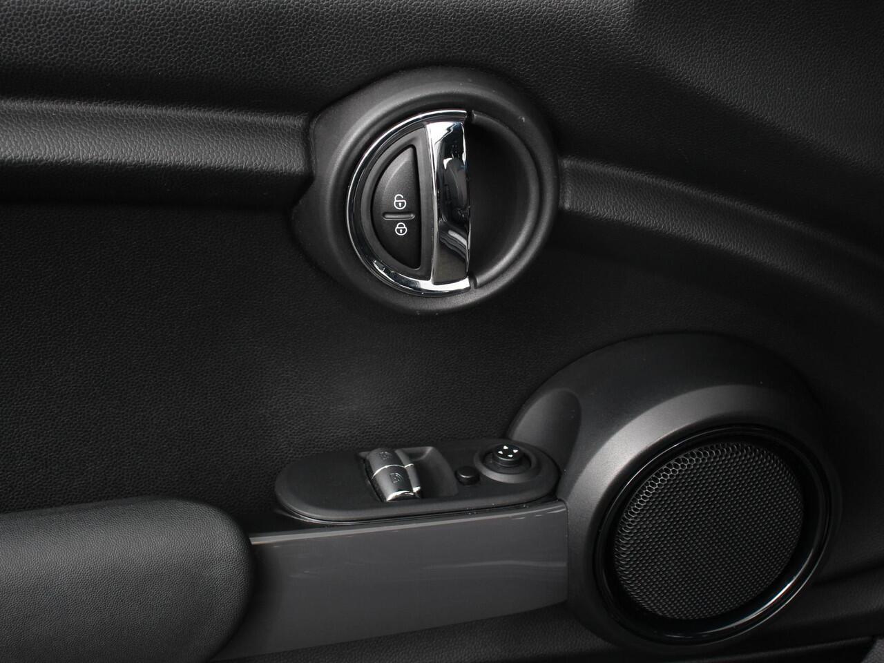 Mini ONE Mini 1.5 Automaat Blackyard | Parkeer sensoren | Airco | Verwarmbare voorstoelen | Lichtmetalen velgen 16" black