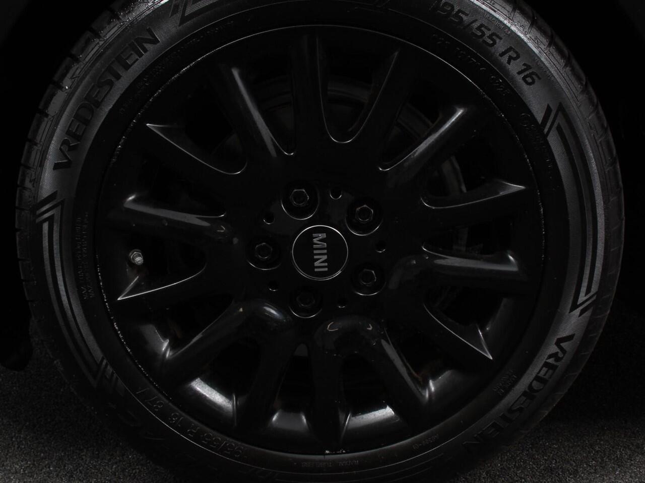 Mini ONE Mini 1.5 Automaat Blackyard | Parkeer sensoren | Airco | Verwarmbare voorstoelen | Lichtmetalen velgen 16" black