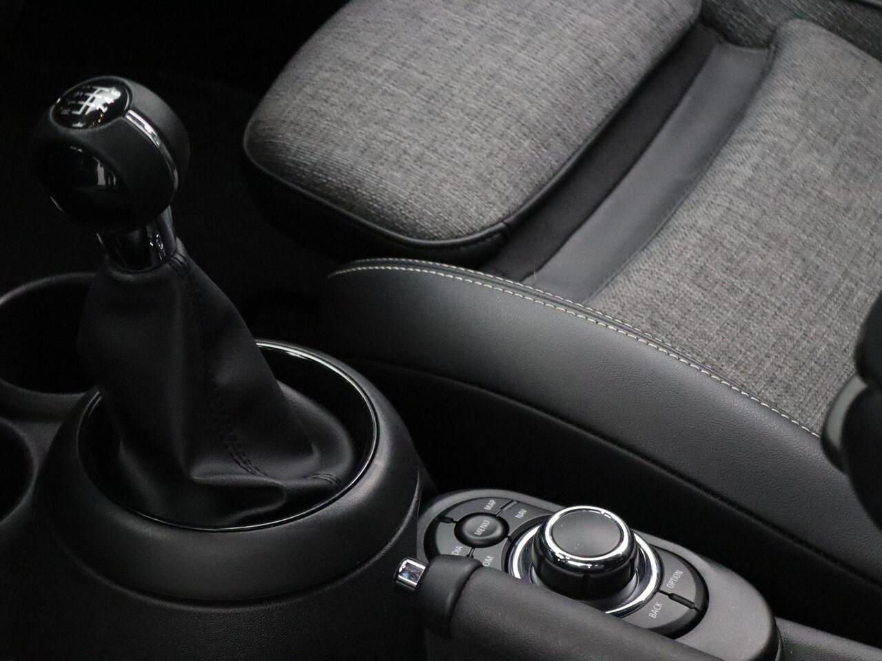 Mini ONE 3-Deurs Classic + Driving Assistant Pakket + Achteruitrijcamera + PDC + LED + 16''